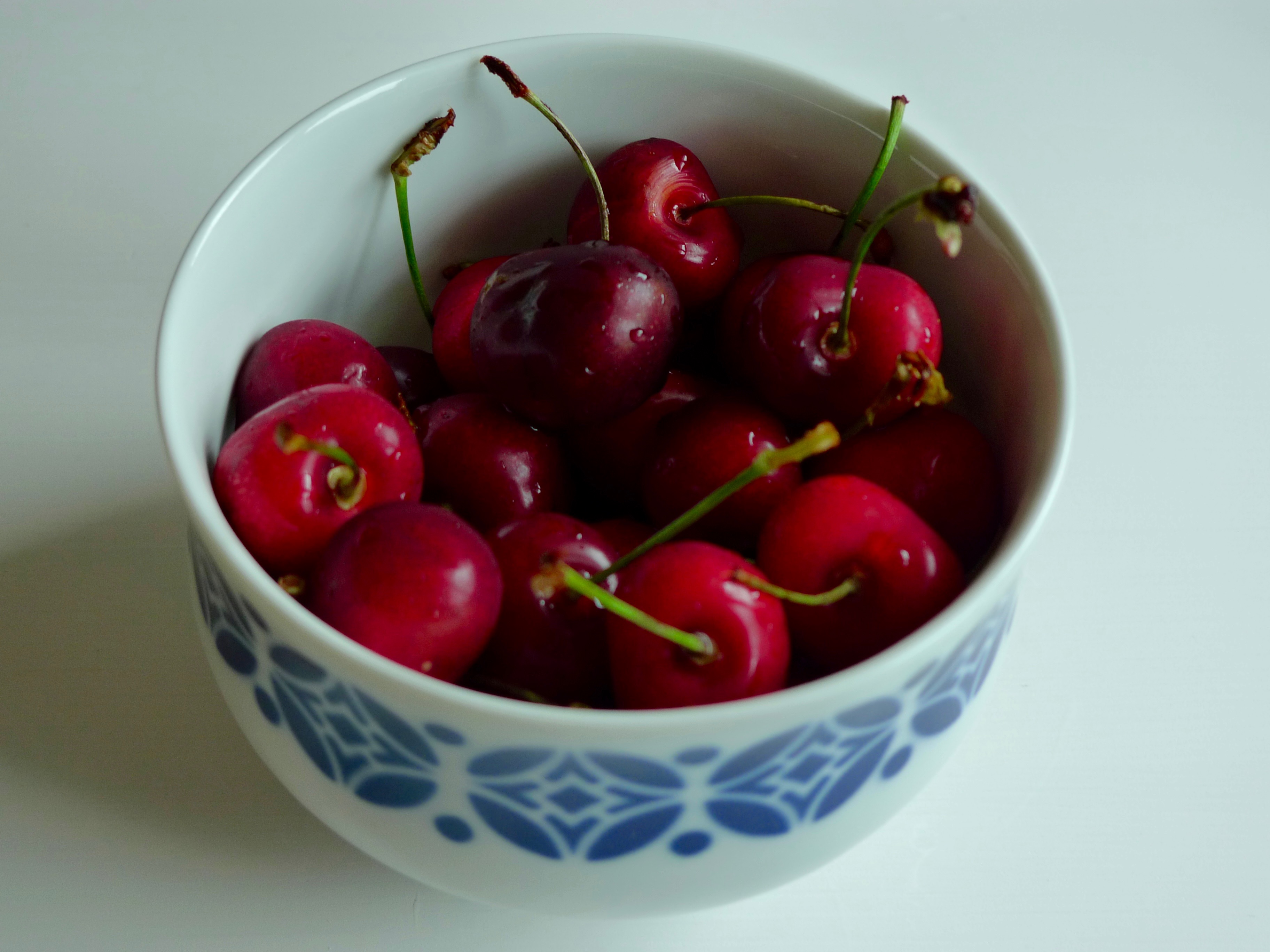 Cerezas en un cuenco de Sargadelos