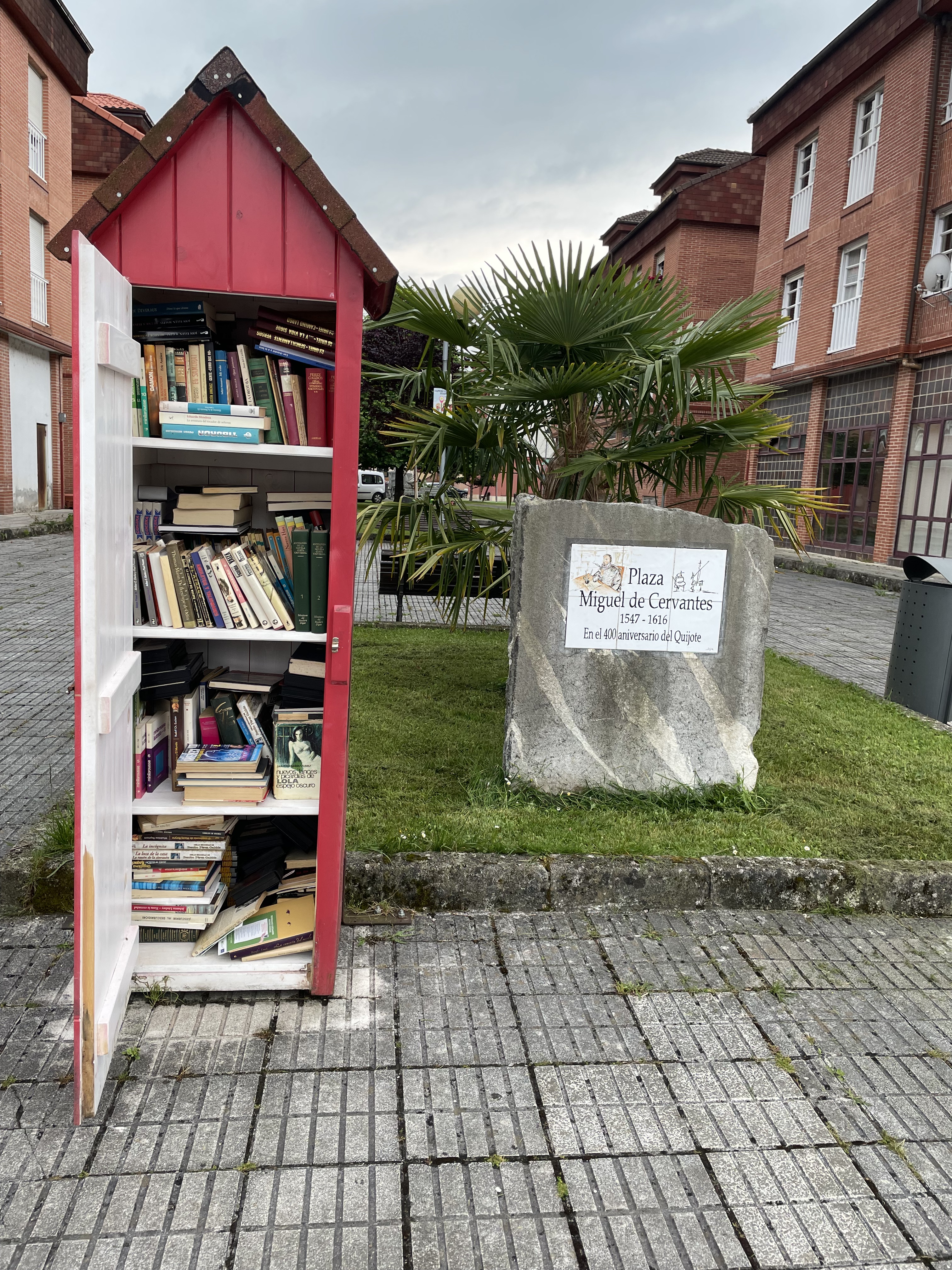 Punto de intercambio de libros en las inmediaciones del Hospital del Oriente de Asturias (Arriondas, Asturias).