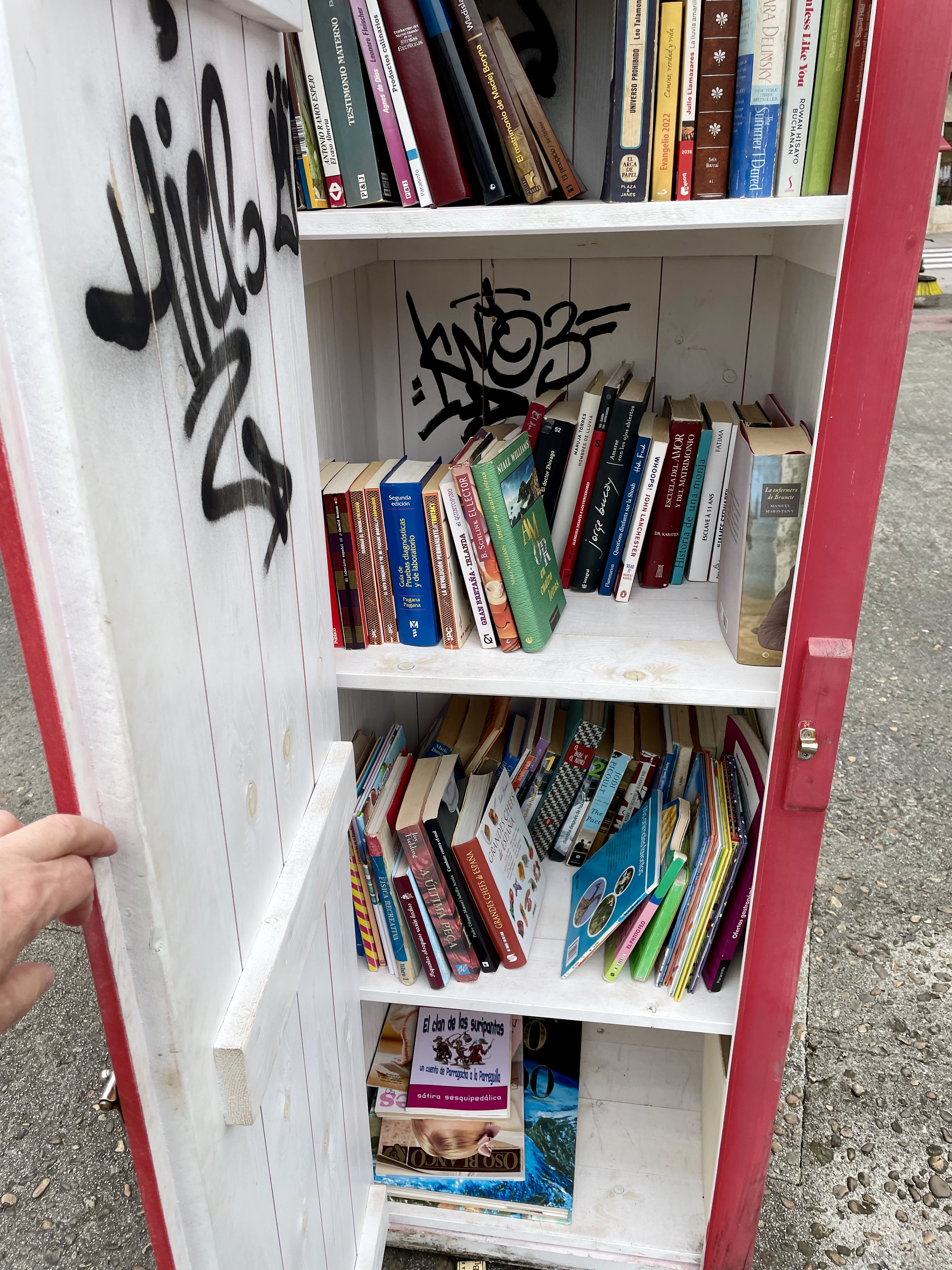 Punto de lectura en el parque La Llera de Arriondas.